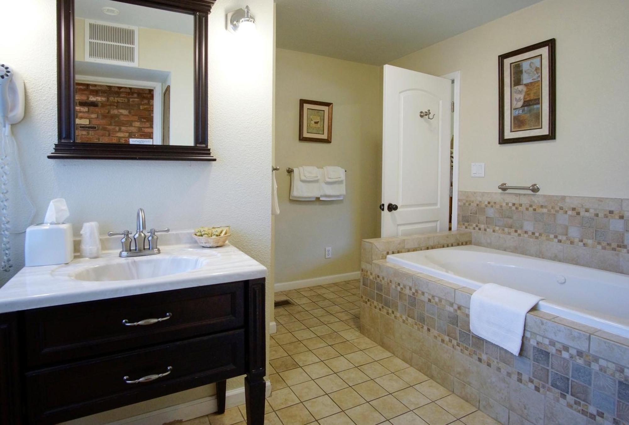 Burney Charm Motel & Suites المظهر الخارجي الصورة