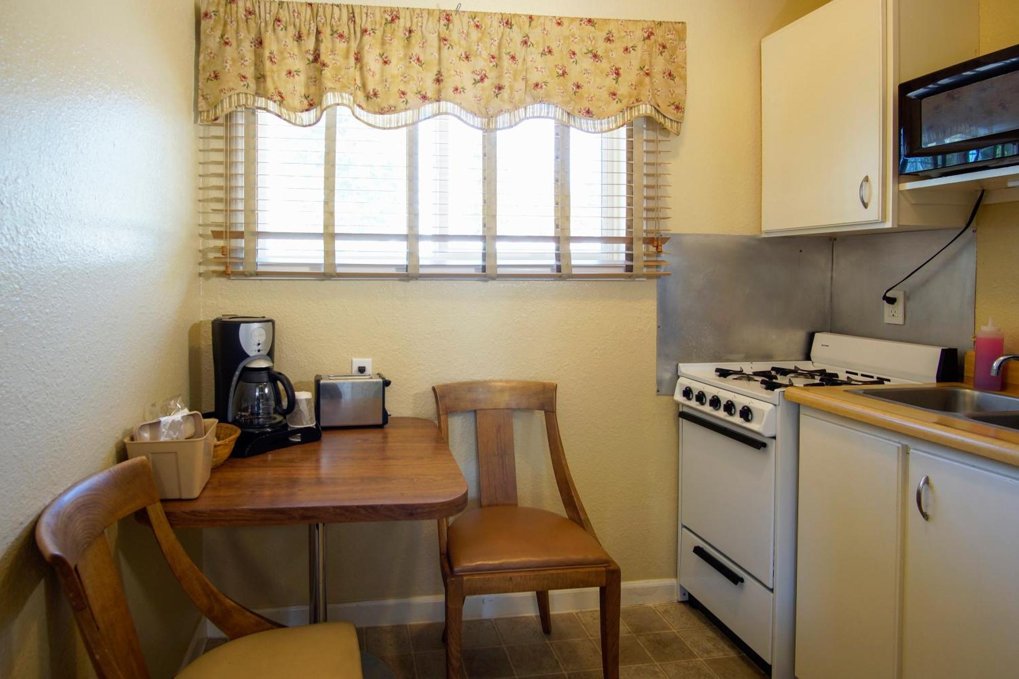 Burney Charm Motel & Suites المظهر الخارجي الصورة